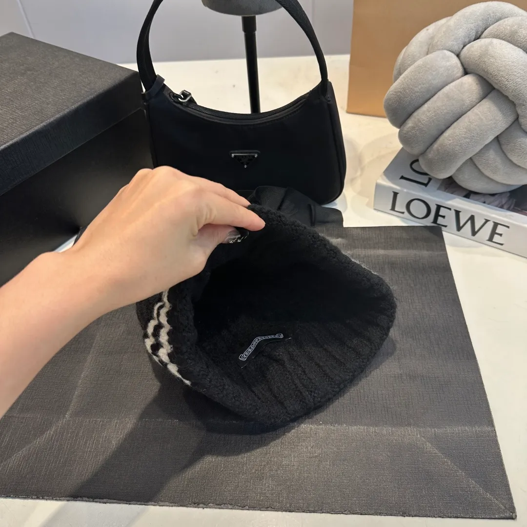 P60 Crow Heart Autumn and Winter Wool Knitted Beanie This must be the favorite of minimalism. It is clean, neat, fashionable and versatile, and will definitely not be picky about your face shape! A fashionable classic that lasts forever! Fashionable black and white can be purchased together!